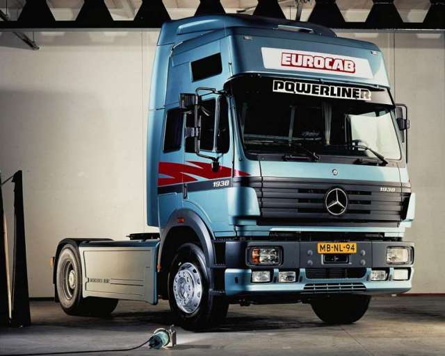 Mercedes-Benz показав унікальний сідельний тягач